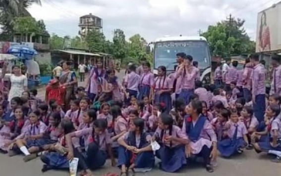 School students protested against Education Minister Ratan Lal Nath, blocked road for not keeping his given promise